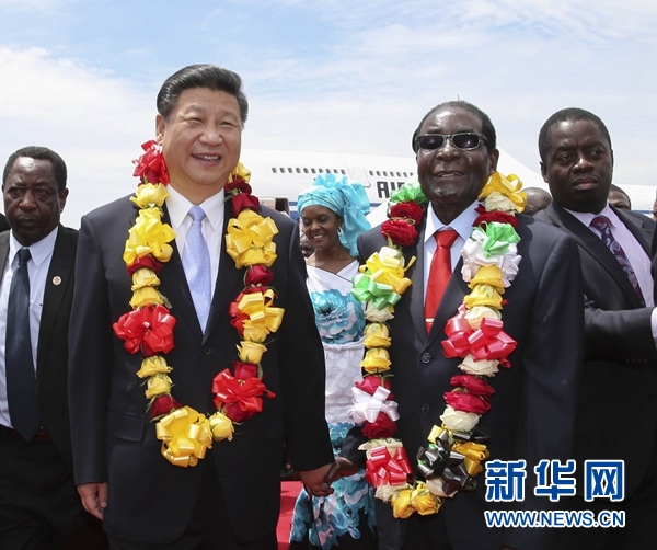 12月1日，中国国家主席习近平乘专机抵达津巴布韦首都哈拉雷，开始对津巴布韦进行国事访问。津巴布韦总统穆加贝在机场举行隆重欢迎仪式。这是穆加贝在机场迎接习近平。新华社记者 兰红光 摄 
