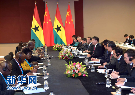 12月3日，国家主席习近平在约翰内斯堡会见加纳总统马哈马。新华社记者 李涛 摄 

