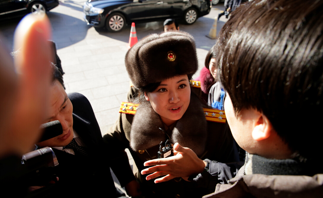 朝鲜牡丹峰乐团结束排练回到酒店休息(组图)