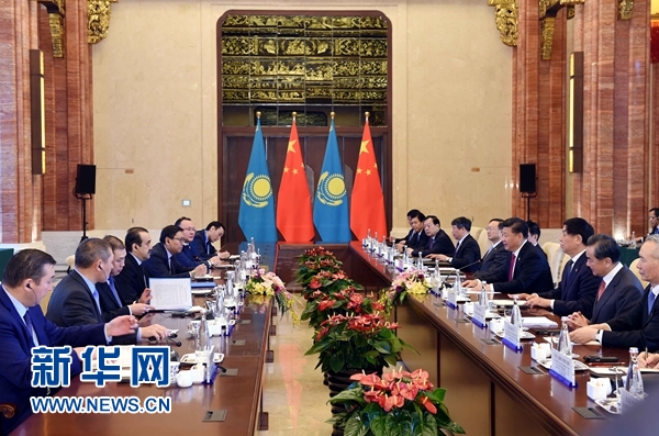 12月16日，国家主席习近平在浙江省乌镇会见哈萨克斯坦总理马西莫夫。 新华社记者 饶爱民 摄 