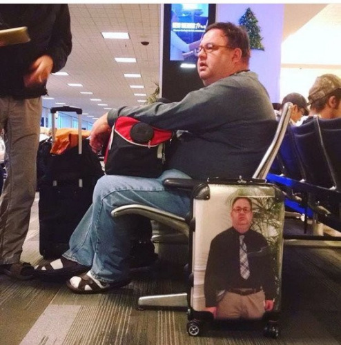 男子将自己照片印行李箱上。