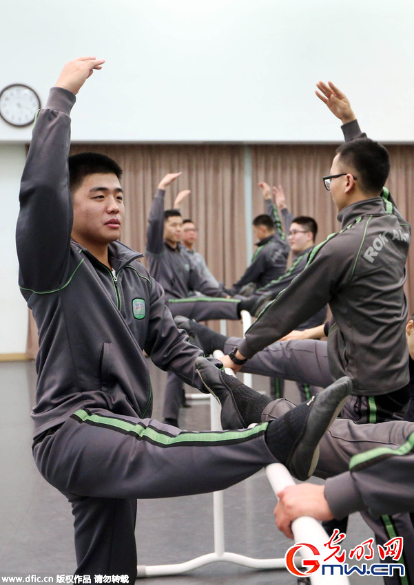 韩国家芭蕾舞团为士兵提供免费芭蕾课程 减缓士兵心理压力