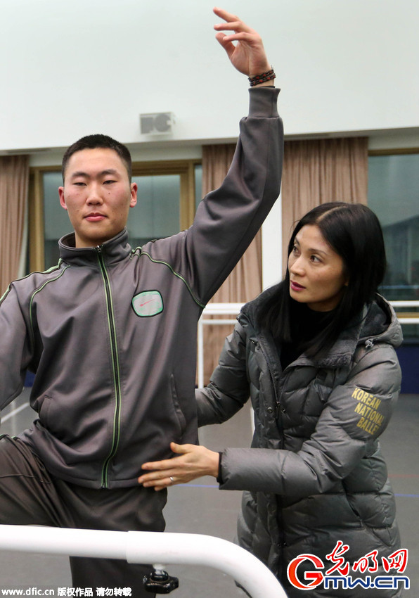 韩国家芭蕾舞团为士兵提供免费芭蕾课程 减缓士兵心理压力