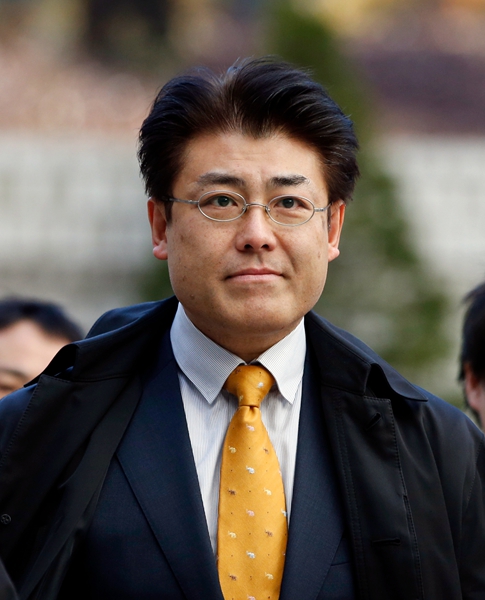 据美联社报道，当地时间2015年12月17日，韩国首尔，日本《产经新闻》前首尔分社社长加藤达也抵达首尔中央地方法院。据韩媒报道，法院当天判处涉嫌诋毁韩国总统朴槿惠名誉的加藤达也无罪。