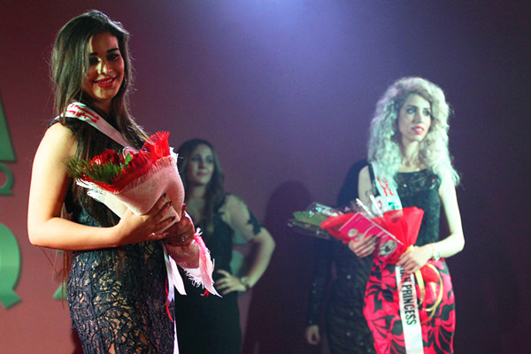 纳西尔（右）荣获本次”伊拉克小姐“选美比赛亚军。（新华社/法新） 