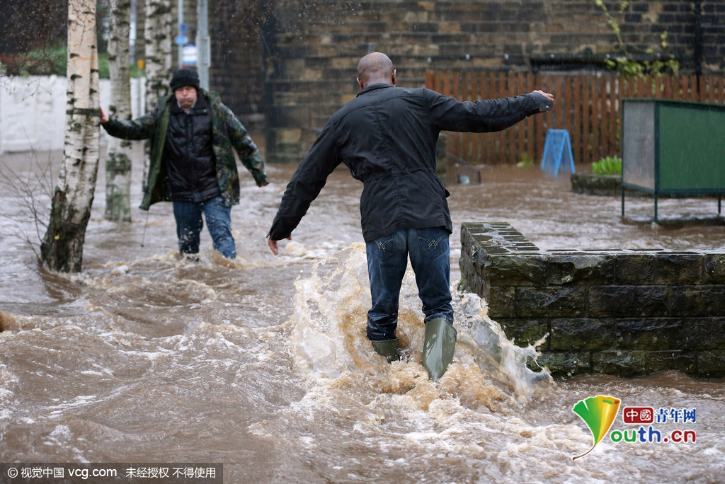 英国北部遭遇洪灾袭击 小镇圣诞节变泽国