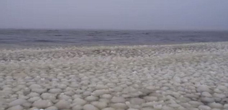 美国湖岸惊现数千个神秘雪球 如外星场景(视频