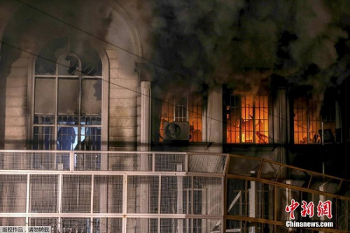 伊朗示威者冲击沙特驻伊朗大使馆，打砸使馆门窗并纵火焚烧使馆部分楼体。