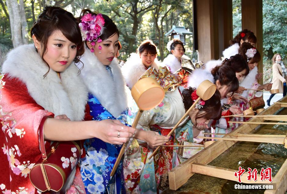 日本女孩盛装打扮提前庆祝成人节(高清组图