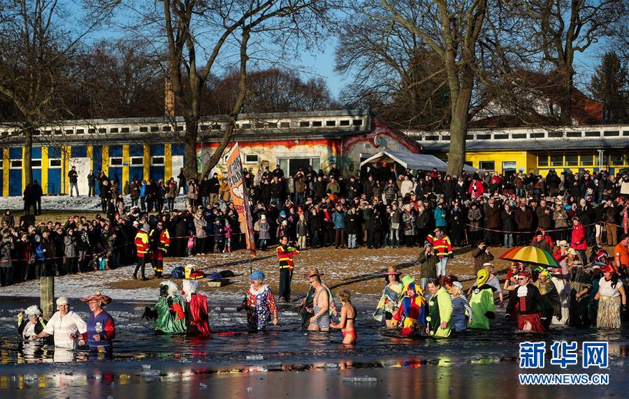 （国际）（5）柏林：冬泳者迎新年