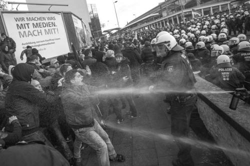 9 日，德国科隆，警察用水枪驱散示威者。