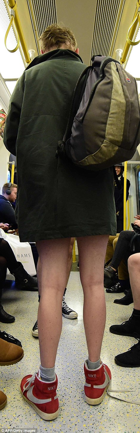 全球“无裤日”:不穿裤子乘地铁