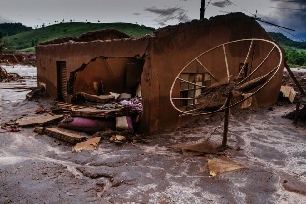 巴西最严重环境灾难 泥石流淹没屋顶