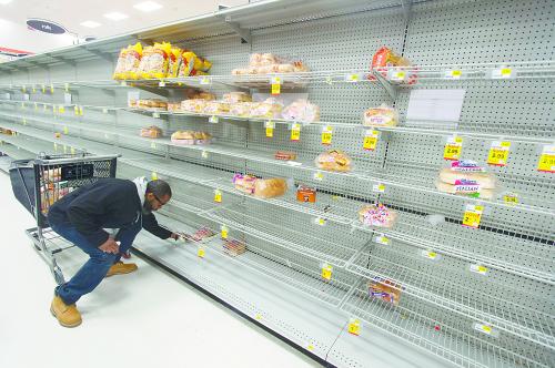 21日，美国弗吉尼亚州某超市的食品被抢购一空，人们在为即将到来的“世纪暴风雪”做准备。