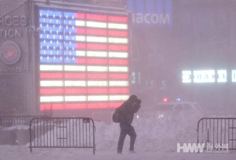 美国遭遇暴风雪袭击 时报广场飞雪飘零