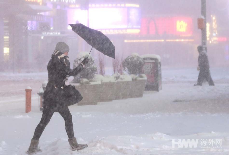 美国遭遇暴风雪袭击 时报广场飞雪飘零