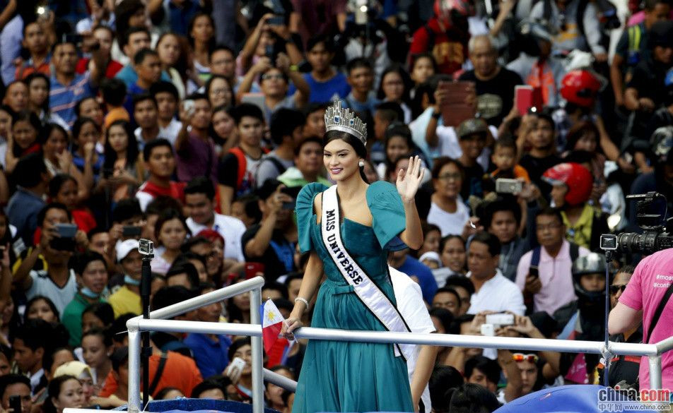菲律宾环球小姐冠军归国 万人追捧场面震撼