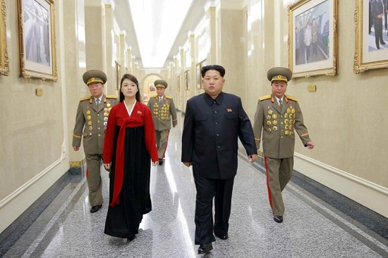 在2月16日金正日誕辰日之際，朝鮮最高領導人金正恩偕夫人李雪主前往錦繡山太陽宮。（圖片來源：朝鮮《勞動新聞 》）