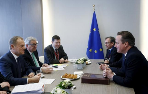资料图：英国首相卡梅伦（右）与欧洲理事会主席图斯克（左一）和欧盟委员会主席容克（左二）会晤。