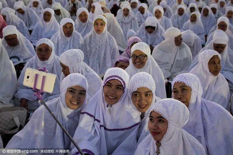 印尼成千上万穆斯林祈祷世界和平(组图)