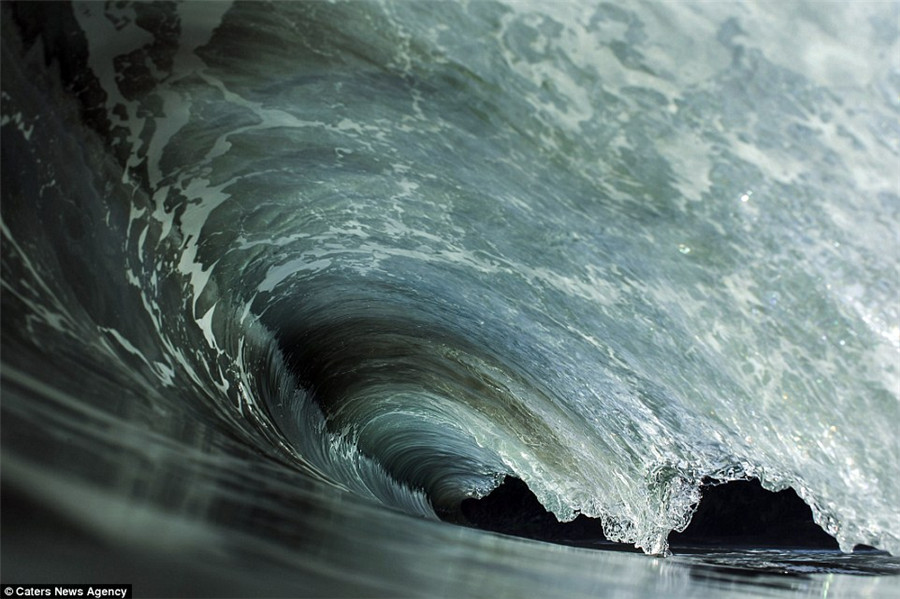 致命之美：摄影师冒险拍摄惊天巨浪