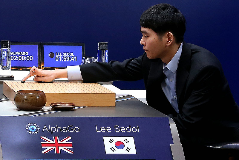 3月9日，韩国九段棋手李世石与“阿尔法围棋”对弈。