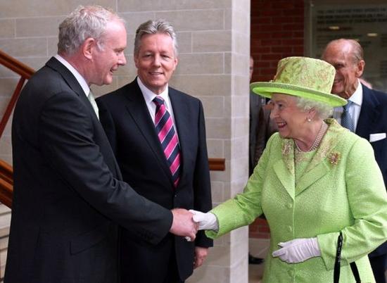 资料图：英国女王伊丽莎白二世巡视北爱尔兰期间，在北爱尔兰首府贝尔法斯特与前爱尔兰共和军领导人，现北爱第一副部长马丁·麦克吉尼斯首次握手。