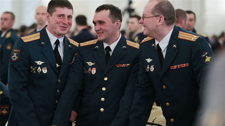 普京给从叙利亚凯旋归来的俄军将士颁发国家奖章
