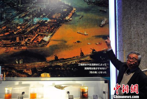 中薗馆长介绍北九州市当年污染惊人的“死海”情形。　王健 摄
