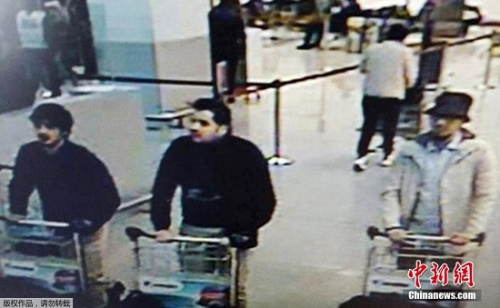 比利时联邦警察公布一张机场监控拍摄下的三名机场恐袭嫌疑犯的视频截图。