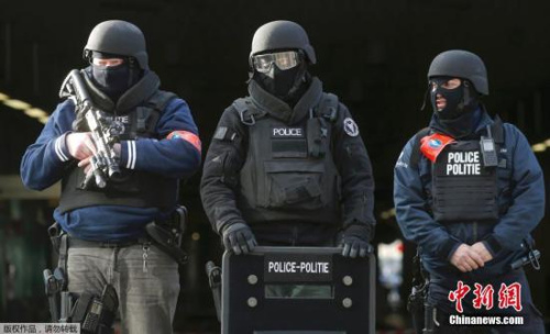 布鲁塞尔全副武装的警察。
