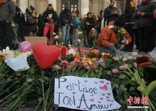 布鲁塞尔民众悼念恐袭遇难者。