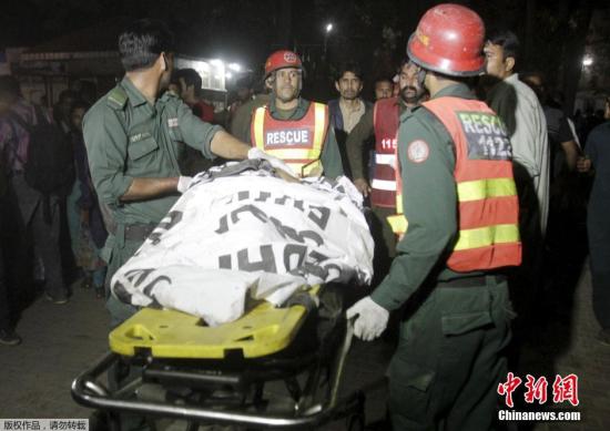 当地时间3月27日晚，巴基斯坦东部旁遮普省首府拉合尔一公园发生自杀式炸弹袭击，造成重大人员伤亡。截至目前死亡人数已升至63人，另有306人受伤。巴基斯坦塔利班一分支机构发言人对当地媒体称，他们发动了此次袭击。