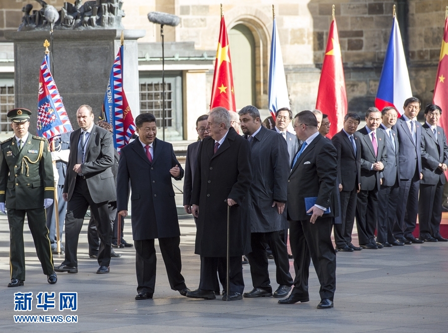 3月29日，国家主席习近平出席捷克总统泽曼在布拉格总统府举行的隆重欢迎仪式。 新华社记者 王晔 摄 