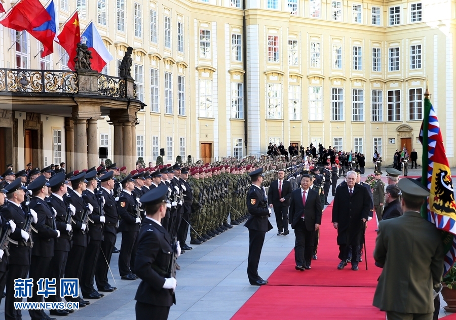3月29日，国家主席习近平出席捷克总统泽曼在布拉格总统府举行的隆重欢迎仪式。 新华社记者 庞兴雷 摄 