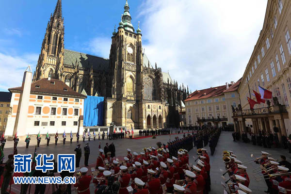 3月29日，国家主席习近平出席捷克总统泽曼在布拉格总统府举行的隆重欢迎仪式。 新华社记者 刘卫兵 摄