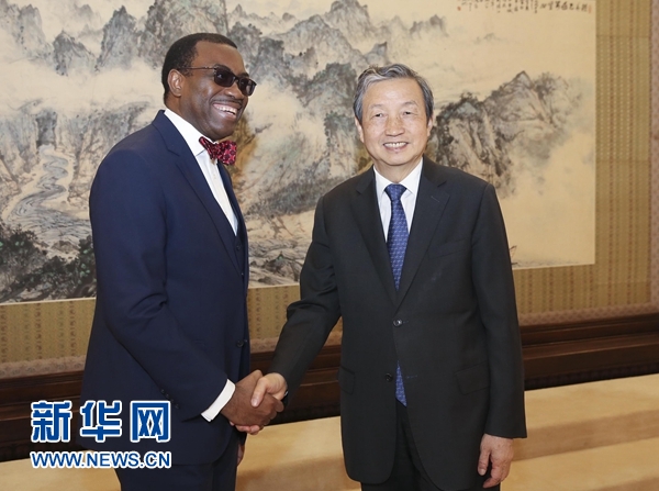 3月29日，中国国务院副总理马凯在北京中南海紫光阁会见非洲开发银行行长阿德西纳。 新华社记者 丁林 摄