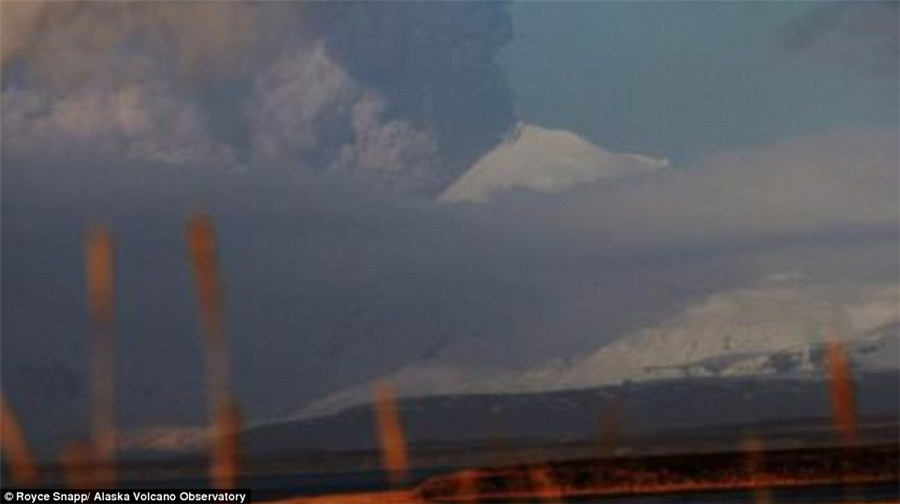 阿拉斯加火山喷发 乘客飞机上抓拍壮观一幕