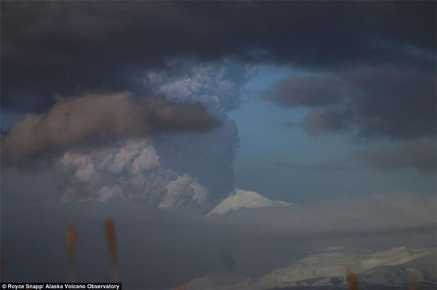 阿拉斯加火山喷发 乘客飞机上抓拍壮观一幕
