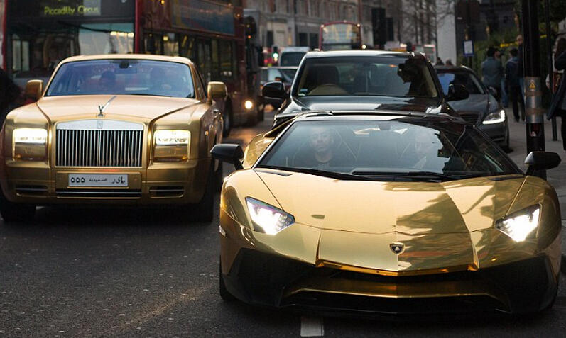 沙特富豪批量空运“黄金战车”去英国度假