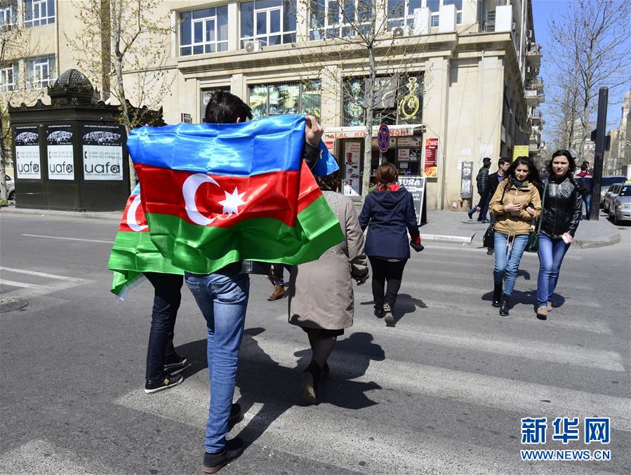 （国际）（4）阿塞拜疆首都市民悬挂国旗支持纳卡停火