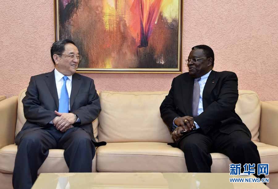 4月12日，正在加蓬进行正式友好访问的全国政协主席俞正声在利伯维尔会见加蓬国民议会议长奥努维耶。 新华社记者高洁摄
