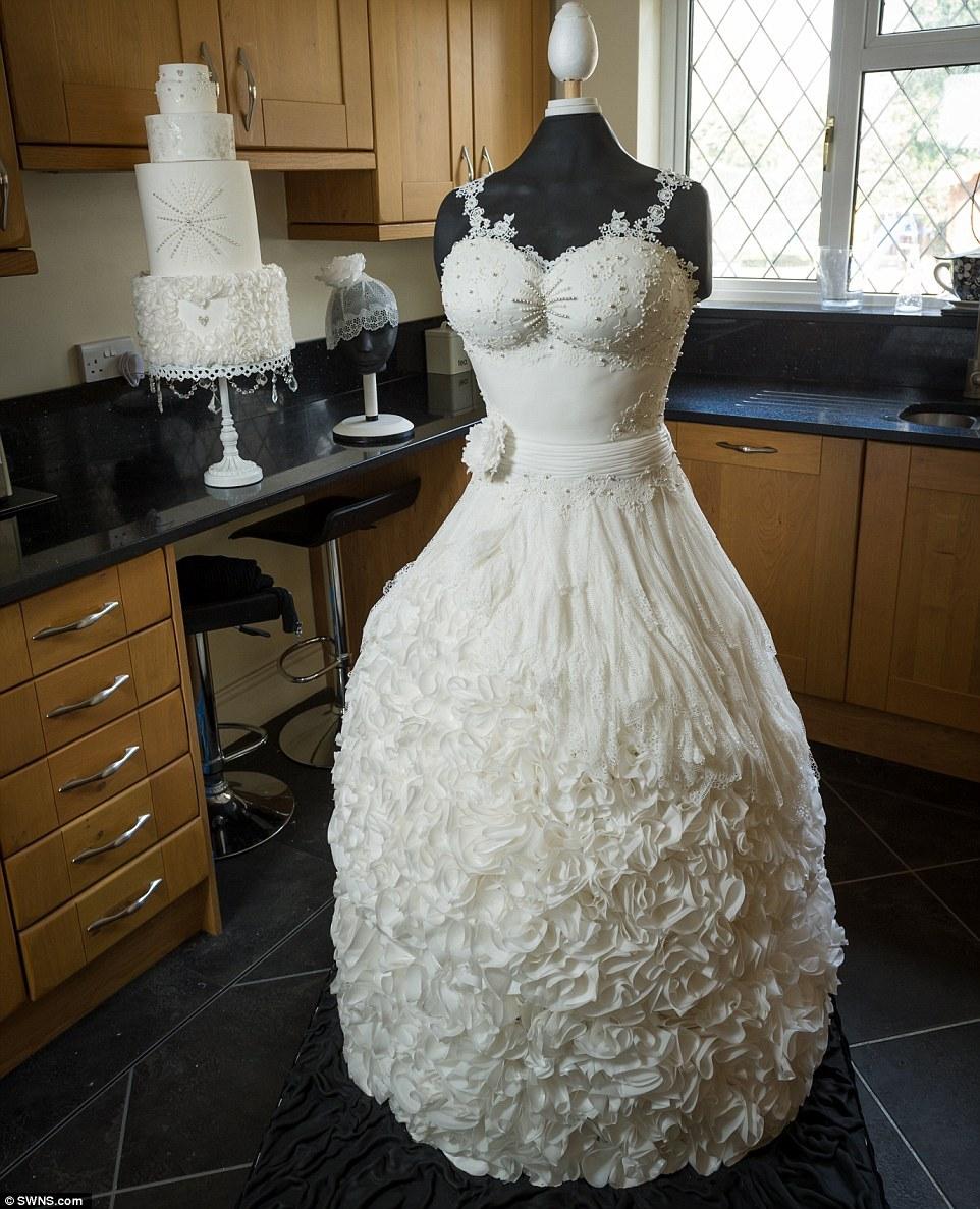 设计师制作70公斤重蛋糕婚纱 细节超逼真