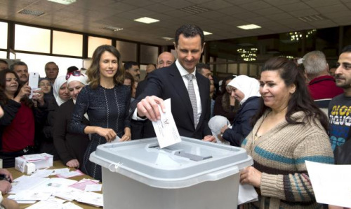叙利亚总统阿萨德参加选举投票。