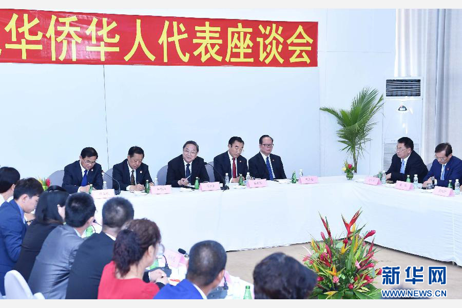 4月15日，全国政协主席俞正声在科特迪瓦首都阿比让与科特迪瓦华侨华人代表举行座谈会。 新华社记者 高洁 摄 
