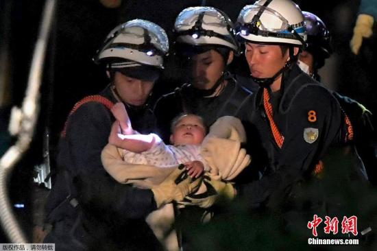 据日本电视台报道，在地震发生后约6个小时的15日凌晨，当地救援人员在倒塌的房屋中解救出一名出生仅8个月的婴儿。