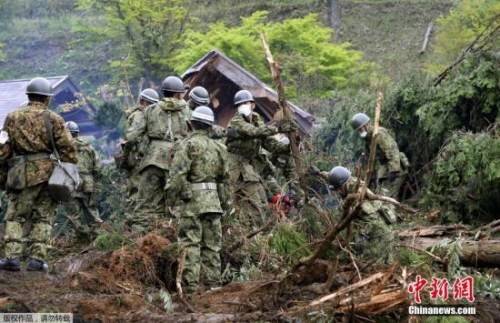 日本自卫队员参与救灾
