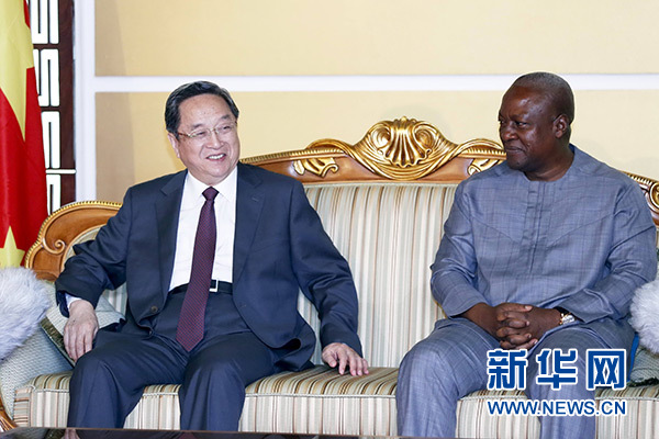 这是4月18日，俞正声在阿克拉会见加纳总统马哈马。 新华社记者鞠鹏摄
