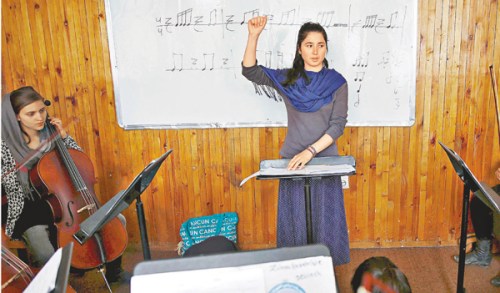 阿富汗少女追梦无惧反对与恐吓指挥交响乐团