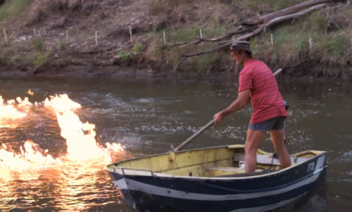 澳大利亚议员“点燃”河水呼吁关注环境污染（图）